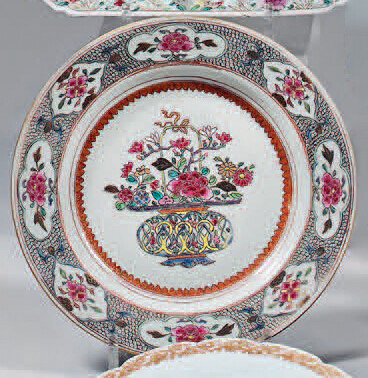 China porcelain soup plate. Qianlong, 18th century. With Rose Family enamels decoration, in the center of a basket decorated with flowers in a medallion formed by a frieze of palmettes, flowers in four-lobed reserves standing out on a vermiculated...
