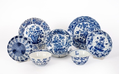 Chine, Epoque Kangxi (1662-1722) Lot comprenant une paire d'assiettes, un assiette, une paire de coupes,...
