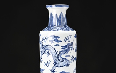 Chine, Vase balustre en porcelaine de à décor tournant de dragon. (signature) H : 37...