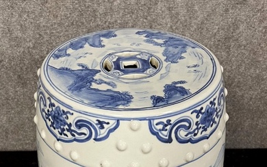 Chine Vers 1900 : Tabouret En Porcelaine Bleu Blanc, à Décor d'Un Paysage Lacustre Ajouré