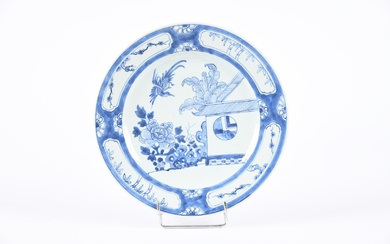 Chine, XVIIIe siècle. Deux paires d’assiettes en porcelaine bleu-blanc, l’une à décor d’un couple d’oiseaux,...
