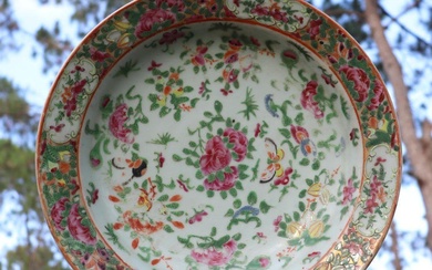 Chinese antique hand painted Rose Medallion porcelain plate, Qing dynasty