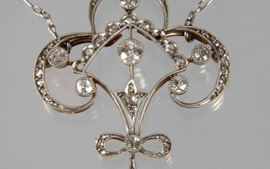 Collier de diamants Art Nouveau vers 1900, or blanc et jaune testé 585/1000, partie centrale...