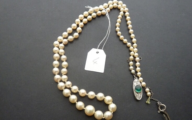 Collier de perles de culture en chute (diamètres : 3 à 7,5 mm), le fermoir...