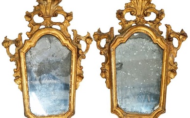 Coppia di specchiere del XVIII secolo in legno intagliato e dorato, cornici riccamente scolpite a motivo di volute, cm 64x39, (segni del tempo).