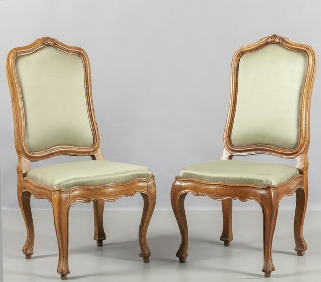 Coppia sedie Luigi XV in noce con schienale