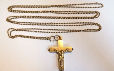 Croix reliquaire en or, ornée du Christ d'un côté et de la Vierge de l'autre....
