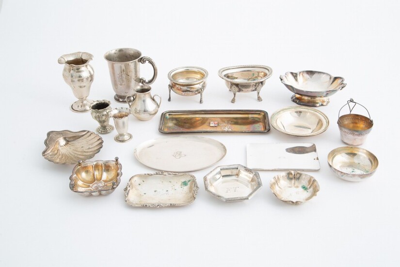 Diciannove oggetti vari in argento 800, gr. 900 ca....