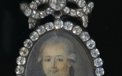 École du XVIIIème siècle. Portrait d’homme en buste en habit rouge et cravate blanche. Miniature...