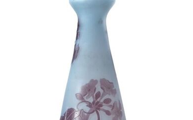 Etablissements GALLE Vase en verre doublé à décor dégagé à l'acide de motifs floraux dans...