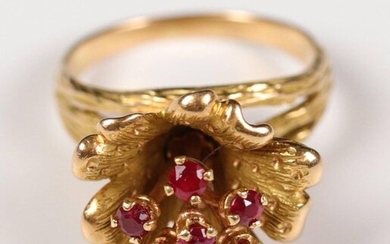 Flower ring in yellow gold (750) decorated with rubies. T:...