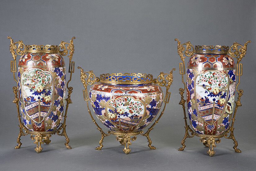 Garnish made up of two vases and a centerpiece. In oriental Imari porcelain with French gilt bronze mounts, 19th century. Height of vases: 38 cm. Centre: 28 cm. Exit: 600uros. (99.832 Ptas.)