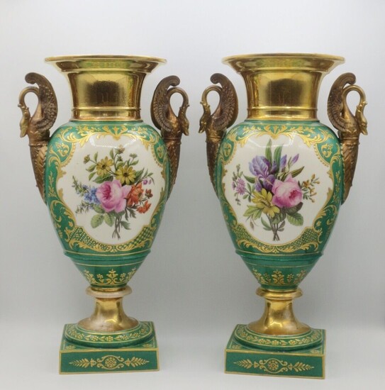 Grande paire de vases de forme balustre en porcelaine émaillée...