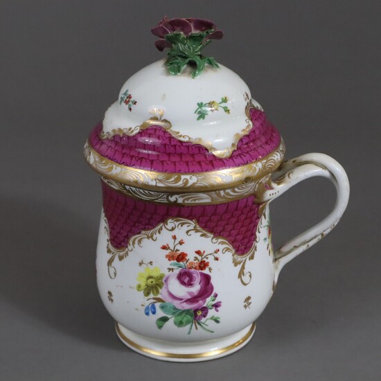 Grande tasse à couvercle / tasse à cacao - Vienne, 19e siècle, porcelaine, décor partiel...