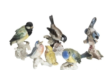 Grupo de cinco aves em porcelana