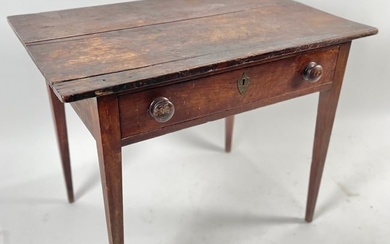 HEPPLEWHITE ONE-DRAWER TAVERN TABLE Early 19th Century Height 29". Width 29". Depth 24".