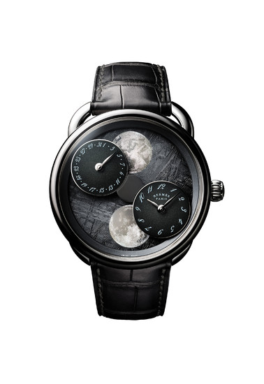 HERMÈS ARCEAU L'HEURE DE LA LUNE ONLY WATCH Travelling in another dimension, cosmic and dreamlike. Setting foot on the moon and losing one’s sense of time and space. The Arceau L’heure de la lune ONLY WATCH offers a unique vision of Earth’s satellite...