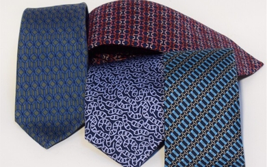 HERMES. Ensemble de 4 cravates de couleurs diverses, à motifs géométriques. Très bon état. Pure...