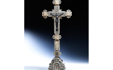 Höchst aufwendig gearbeitetes Altarkreuz