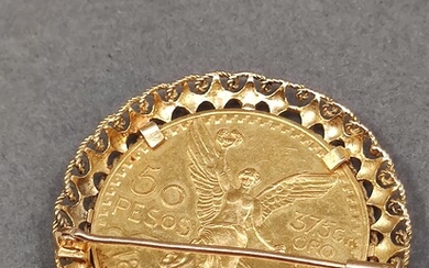 IMPORTANTE broche en or jaune 750° ornée d'une pièce de 50 pesos Poids :50,49 g...