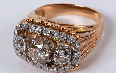 Importante Bague en or de trois couleurs 18K (750 millièmes) à décor perlé ornée de...