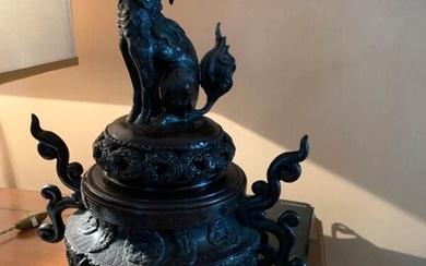 JAPAN Perfume burner of baluster shape in chased bronze with brown patina topped by a lid decorated with a dragon. H : 42 cm