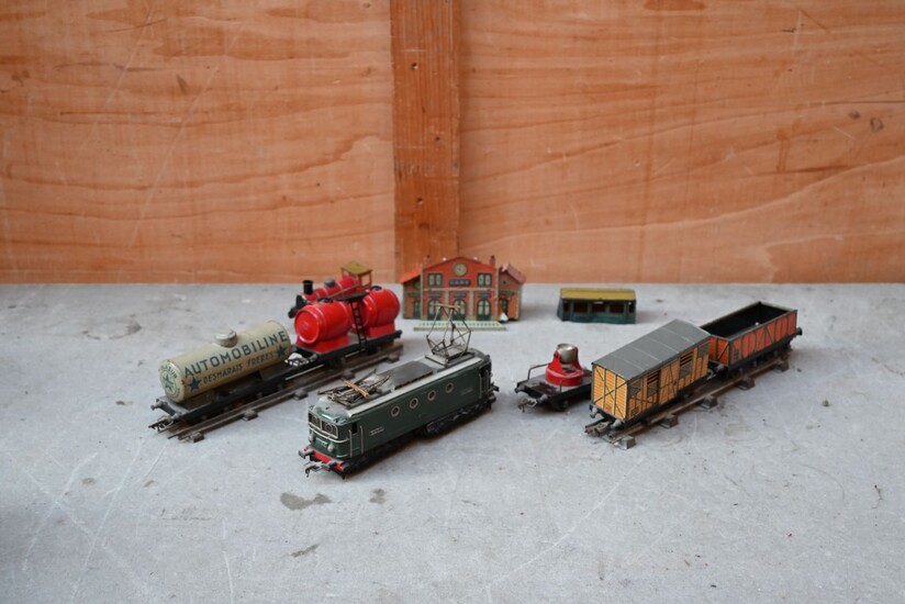 JEP : une locomotive, deux wagons et deux... - Lot 4 - Ferri & Associés