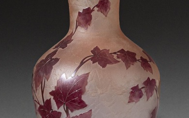 LEGRAS Vase ovoïde épaulé sur piédouche. Épreuve en verre rose à décor de feuilles de...