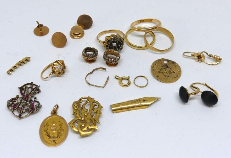 LOT of gold DEBRIS, monograms, mounts with damaged collar buttons etc... Gross weight 31 g