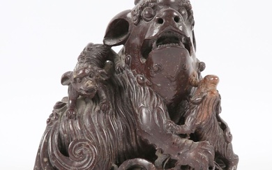 Lion de Fô une patte posée sur la perle du... - Lot 104 - Vasari Auction