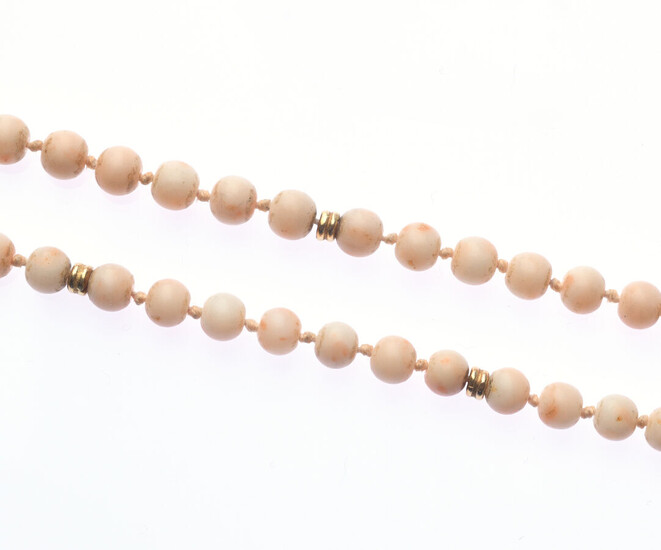 Lot 204 COLLIER de perles de corail peau d'ange de diamètre 5.9 à 6.1 mm environ , viroles et fermoir en or jaune 750/°°. L. 60 cm. Poids brut : 31,0 g.