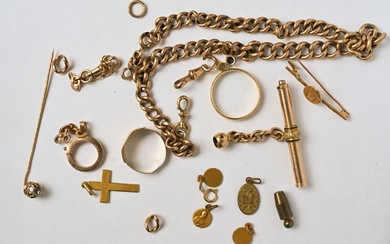 Lot de débris d'or 18K (750/oo) comprenant bracelet gourmette, alliance, clef de montre, broche, bague...