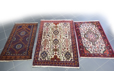 Lot van drie kleine Oosterse tapijten : een Afghaanse Beloutch en twee...