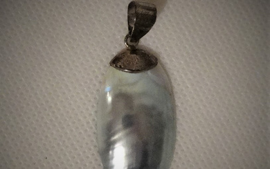 MOTHER-OF-PEARL PENDANT with 925/silver setting.
