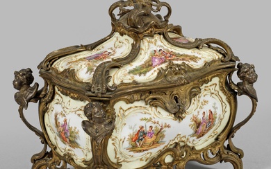 Magnifique coffret à bijoux historiciste à décor Watteau de la KPM Berlin Corps rectangulaire bombé...
