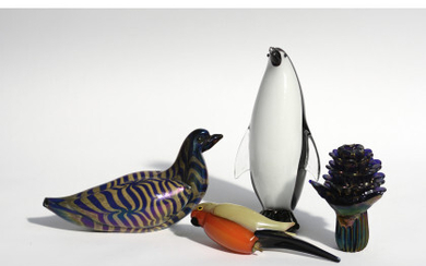 Manifattura di Murano Lotto composto da quattro sculture in vetro massello raffiguranti un pinguino, un piccione, un pappagallo e una...