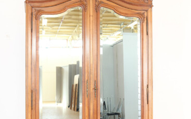 Noten linnenkast met gestoken kuif, 2 spiegeldeuren en plintlade, Frankrijk...