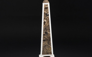 Obelisco in lumachella con profili in marmo bianco, h. cm. 50