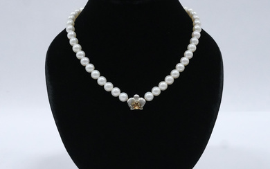 PEARL NECKLACE, CLASP IN SILVER, GOLD AND DIAMOND.