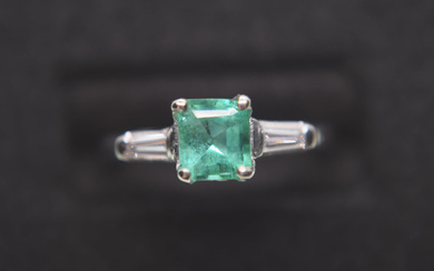 PLATINUM EMERALD AND DIAMOND RING APPROX 1.00CT GREEN EMERALD CENTRE...