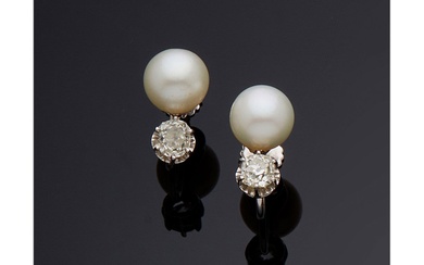 Paire de boucles d'oreilles en or blanc 18 carats (750/000), perles de culture et diamants,...