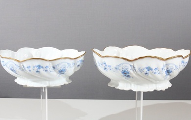 Paire de coupes en porcelaine, Manufacture Royal Limoges, décor bleu de fleurs et de rinceaux,...