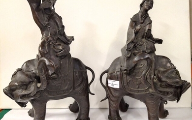 Paire de groupes en bronze patine brune représentant des personnages sur des éléphants, travail colonial,...