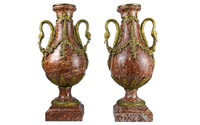 Paire de vases de forme balustre en marbre rouge veiné, à montures en bronze doré...