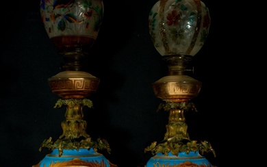 Paire de vases en bleu céleste de Sèvres montés sur des lampes, 19e siècle Dimensions...