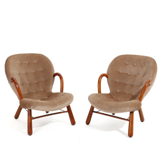 Philip Arctander: “Clam chair”. A pair of easy chairs with oak armrests and legs. Seat and back upholstered with brownish velour, fitted with buttons. (2)