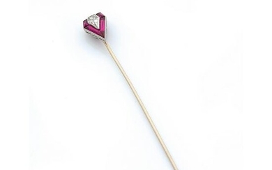 Pin of Art Deco period in 18K grey gold (750‰) of crest shape set with a spearhead diamond