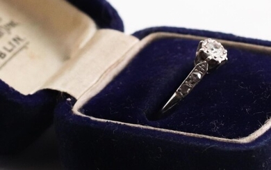 Platinum Set Ladies Diamond Ring Decorated with Further Diam...