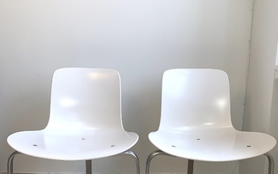 Poul Kjærholm: “PK-8”. A pair of chairs with three legged brushed aluminium frame, white lacquered plastic seat and back. H. 77 cm. (2)