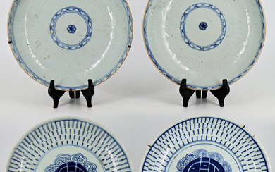 Quattro piatti in porcellana bianca e blu decorati con motivi floreali e simboli Cina, secolo XIX/XX (d max 26…